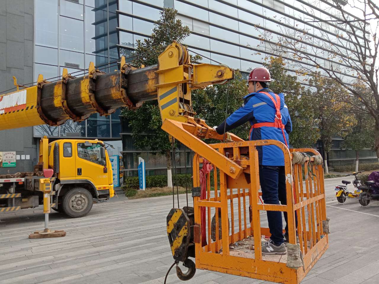 句容市文化藝術(shù)中心幕墻安全性排查3